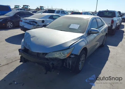 2015 Toyota Camry Hybrid Le z USA, uszkodzony, nr VIN 4T1BD1FK5FU155684